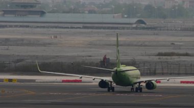 BANGKOK, THAILAND - 17 Mart 2025: S7 Airlines, Boeing 737 Suvarnabhumi havaalanında taksicilik. Seyahat kavramı