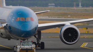 FRANKFURT AM MAIN, ALMANY - 20 Temmuz 2017: Yolcu uçağı Boeing 787 Vietnam Havayolları Dreamliner. Frankfurt am Main Havaalanı 'nda römorkör kalkıyor.