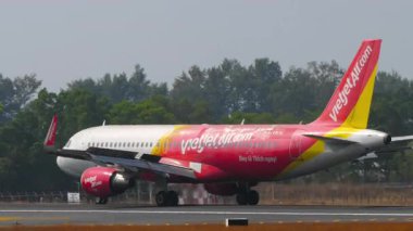 PHUKET, THAILAND - 14 Şubat 2025: Phuket Havaalanı 'na indikten sonra Tayland Vietnam Jet Havaalanı' nın HS-VKQ 'su. Spoiler verin. Seyahat kavramı