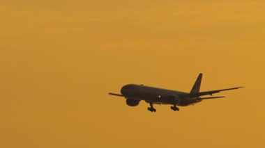 PHUKET, THAILAND - Şubat 05, 2025: Etihad Airways Boeing 777, A6-ETG gün batımında iniş. Seyahat ve havacılık kavramı