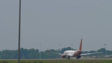 KUALA LUMPUR, MALAYSIA - 14 Ocak 2025: Batik Air Malezya 'nın Boeing 737, 9M-LDT uçakları Kuala Lumpur Havalimanı' ndan kalkmadan önce hızlanırlar. Seyahat kavramı