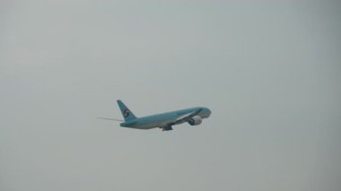 BANGKOK, THAILAND - 17 Mart 2025: Kore Hava Kargosunun Boeing 777 'si Suvarnabhumi havaalanından havalandı. Geniş gövdeli uçuş, yan görüş. Beneklenme