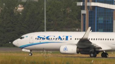 ALMATY, KAZAKHSTAN - 27 Haziran 2024: SCAT 737 sayılı Boeing uçağı Almaty havaalanında taksicilik yapıyor. - Uçak taksideydi. Seyahat kavramı.