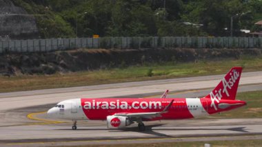PHUKET, THAILAND - 12 Mart 2025: Lowcoster Airbus A320, Tayland AirAsia 'nın HS-CBF' si Phuket havaalanında taksicilik yapıyor. Jet uçağı havaalanında. Seyahat kavramı