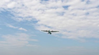 PHUKET, THAILAND - 18 Ocak 2025: Turboprop Bangkok Havayolları, ATR 72 Phuket havaalanına iniyor. Yolcu uçağı geliyor. Seyahat kavramı