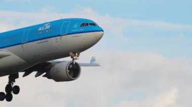 AMSTERDAM, NETHERLANDS - 25 Temmuz 2017: Airbus A330, KLM PH-AOM Schiphol Havaalanı, Amsterdam. Uçak geliyor, yan görüş.