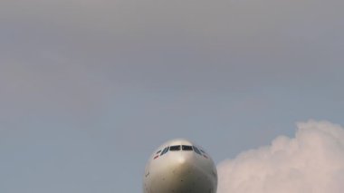 Gökyüzünde tanımlanamayan bir üniforması olan jet yolcu uçağı, tepemize iniyor.