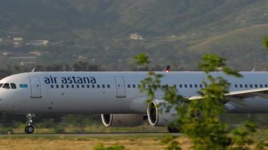 ALMATY, KAZAKHSTAN - 28 Haziran 2024: Vuruldu, Airbus A321, Air Astana EI-KDF Almaty havaalanından havalandı. Uçak kalkıyor. Seyahat kavramı