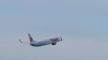 PHUKET, THAILAND - 29, 2019: Thai Lion Air Boeing 737, Phuket havaalanından HS-LTQ kalkışı. Uçak kalkıyor. Uçak kalkıyor. Jet gökyüzünde, yan görünüm