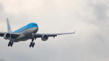 AMSTERDAM, NETHERLANDS - 25 Temmuz 2017: KLM Airlines 'ın yolcu uçağı Amsterdam, Schiphol Havaalanına indi. Uçak geliyor, yan görüş. Seyahat kavramı