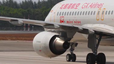 PHUKET, THAILAND - Şubat 04, 2025: Airbus A320, GX Airlines taksicilik B-8733. Hava sahasında uçak var. Seyahat kavramı