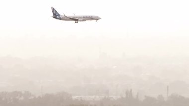 ALMATY, KAZAKHSTAN - 26 Haziran 2024: Boeing 737, UP-B3735 Almaty havaalanı, yan görüş, uzak çekim. Seyahat konsepti. Trafik vardı.