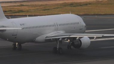 PHUKET, THAILAND - 13 Şubat 2023: Airbus A320, Phuket Havaalanı 'ndan kalkan HS-VKT. Seyahat kavramı