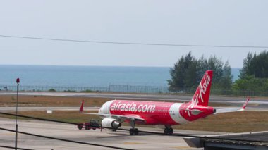 PHUKET, THAILAND - 07 Mart 2025: Türk Havayolları Airbus A350, TC-LGB inişi. Airbus A320, Phuket Havaalanı 'nda Tayland Havayolları' nın HS-CBA 'sı. Seyahat kavramı.