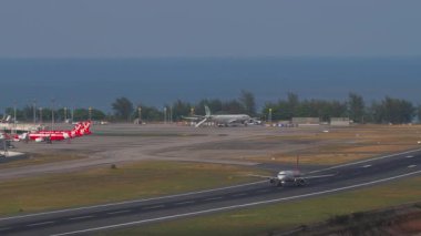 PHUKET, THAILAND - 12 Mart 2025 Tay Vietnam Jet Air 'in Airbus A321 sefer sayılı uçağı. Yolcu uçağı kalkıyor. Uçak uçup gidiyor. Seyahat kavramı