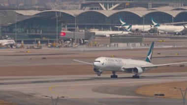 HONG KONG - 29 Ocak 2025: Cathay Pacific Boeing 777, Hong Kong 'daki Chek Kap Kok havaalanından havalandı. Yolcu jeti kalkıyor. Seyahat kavramı