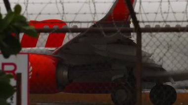 PHUKET, THAILAND - 24 Şubat 2025: Tayland Lion Air Boeing 737, HS-LUH Phuket havaalanı pistine yanaşıyor, yan görüş. Seyahat kavramı