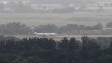 ALMATY, KAZAKHSTAN - 26 Haziran 2024: SCAT Airlines 'dan Boeing 737 Almaty havaalanından havalanmadan önce, yan görüş, uzak çekim. Seyahat kavramı