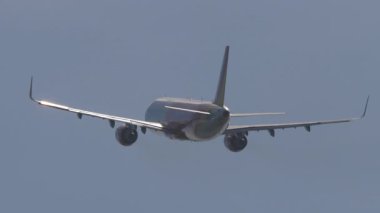 Jet yolcu uçağının uçup gidişinin görüntüleri. Uçak tırmanışı, dikiz aynası. Gökyüzünde sivil uçak var.