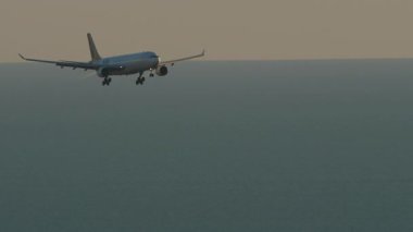 SOCHI, RUSSIA - 27 Ağustos 2022: yan görüş, Airbus A330 sefer sayılı iFly uçağı Sochi havaalanına indi.