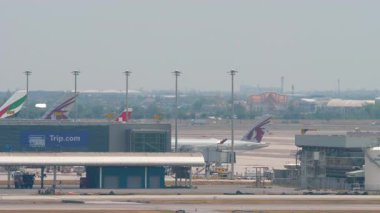 BANGKOK, THAILAND - 15 Mart 2025: Katar Havayolları Airbus A350, Suvarnabhumi Havalimanı üzerinde taksicilik