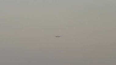 Bulutlu gri gökyüzüne jet uçağının inme ihtimali çok düşük. Seyahat kavramı