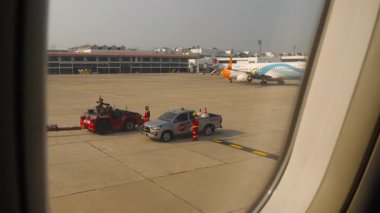 BANGKOK, THAILAND - 31 HAZİRAN 2025: uçak penceresinden POV, Don Mueang Uluslararası Havaalanı