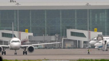 ALMATY, KAZAKHSTAN - 12 Mayıs 2024: Astana Hava Yolcu Uçağı A321. Taksideki bir uçak. Seyahat kavramı