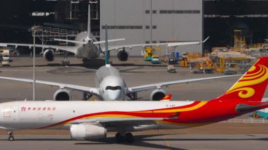 HONG KONG - 28 HAZİRAN 2025: Airbus A330, Hong Kong Havaalanı B-LNY Chek Kap Kok Havalimanı, yan görüş