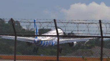 PHUKET, THAILAND - 24 Şubat 2025: Arka görüş, Akbaba Airbus A330, D-ANRC Mavi Deniz Livery 'nin Phuket havaalanına inişi. Uçak geliyor. Seyahat kavramı