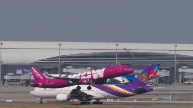 BANGKOK, THAILAND - 16 Mart 2025: yan görüş, Airbus A321, HS-VKL Tayland Vietnam Jet Air kalkış ve Bangkok havaalanına tırmanma. Yolcu uçağı kalkıyor. Seyahat kavramı