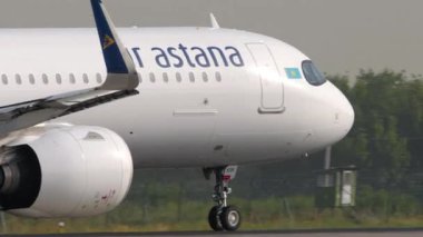 ALMATY, KAZAKHSTAN - 27 Haziran 2024: Ticari jet Airbus A321, Air Astana Havalimanı 'ndan kalkan EI-KGK. Seyahat kavramı