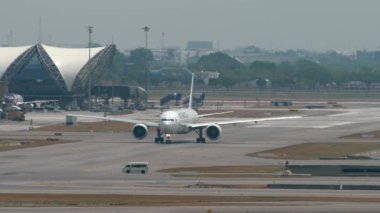 BANGKOK, THAILAND - 16 Mart 2025: Air France Boeing 777, Suvarnabhumi Havalimanı pistinde kalkışa hazırlanıyor. Küresel seyahat ve havacılık kavramı