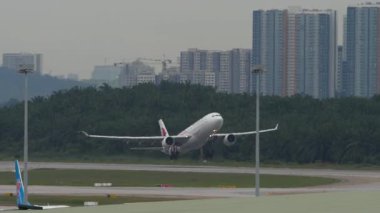 KUALA LUMPUR, MALAYSIA - 13 Ocak 2025: Malezya Havayolları Airbus A330 Kuala Lumpur Havalimanı 'ndan havalanır. Yolcu uçağı kalkıyor. Havacılık, seyahat kavramı