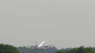 ALMATY, KAZAKHSTAN - 25 Haziran 2024: Airbus A321, RA-73706 Aeroflot Almaty havaalanından havalanır. Yolcu uçağı kalkıyor. Seyahat kavramı