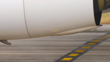 Jet motoru ve iniş takımlarına yakın çekim. Uçak taksisi, yan görüş. Havacılık kavramı