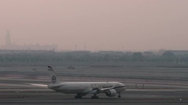 BANGKOK, THAILAND - 15 Mart 2025 Etihad Havayolları Boeing 777, Suvarnabhumi Havaalanı 'nda taksicilik. Havaalanında geniş gövdeli uçak. Seyahat kavramı