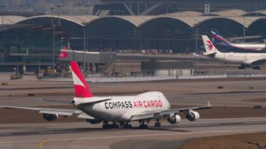 HONG KONG - 29 Ocak 2025: Compass Air Kargo Boeing 747, LZ-CJA kalkış ivmesi Chek Kok havaalanı, Hong Kong. Kargo jumbo jeti kalkıyor.