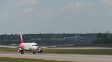 MOSCOW, Rusya Federasyonu - 31 Temmuz 2021: Sukhoi Superjet 100, RA-89110 Rossiya uçağı indikten sonra terminale yanaşıyor. Yolcu uçağı takside. Seyahat kavramı