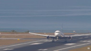 PHUKET, THAILAND - 13 Şubat 2023: Boeing 767, RA-73078 Azur Air Phuket havaalanına indikten sonra fren yapıyor. Seyahat kavramı