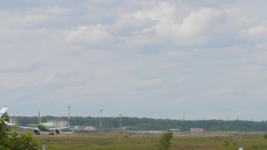 S7 Airlines 'dan Airbus A320 15 Temmuz 2022' de Tolmachevo havaalanından havalanır. Uçak pistte, yan görüş. Seyahat kavramı