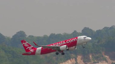 PHUKET, THAILAND - Mart 03, 2025: Thai AirAsia yolcu uçağı Phuket havaalanından havalanır. Uçak kalkıyor. Seyahat kavramı