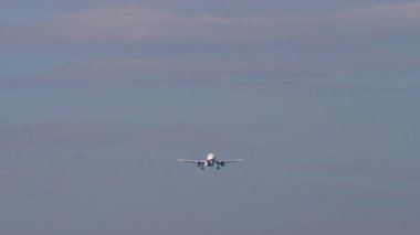 İniş için yaklaşan bir jet uçağı, gökyüzünden iniyor. Seyahat ve havacılık temaları için ideal.