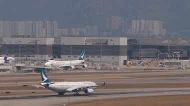 HONG KONG - 29 Ocak 2025: Cathay Pacific Airbus A330, B-HLS ivmesi Hong Kong Havaalanı 'ndan kalkış için. Seyahat kavramı