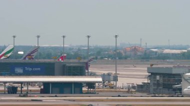 BANGKOK, THAILAND - 15 Mart 2025: Spring Airlines Airbus A320, B-6863 pistte taksicilik