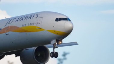 AMSTERDAM, NETHERLANDS - 25 Temmuz 2017: Boeing 777 Jet Airways Amsterdam, Schiphol Uluslararası Havaalanına indi. Hint Havayolları