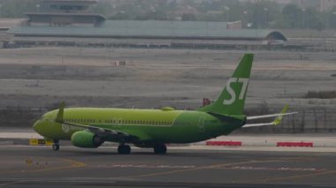 BANGKOK, THAILAND - 17 Mart 2025: S7 Airlines, Boeing 737 yolcu uçağı Suvarnabhumi havaalanında taksicilik yapıyor. Seyahat kavramı