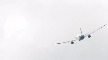 KUALA LUMPUR, MALAYSIA - 13 Ocak 2025: Malezya Havayolları Airbus A330, 9M-MTU tırmanışı. Yolcu uçağı kalkıyor. Gökyüzünde bir jet. Havacılık, seyahat kavramı