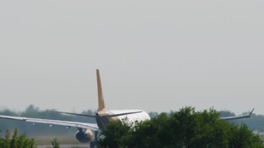 ALMATY, KAZAKHSTAN - 25 Haziran 2024: Macaristan Hava Kargo Airbus A330 Almaty havaalanından kalkıyor. Geniş gövdeli nakliye uçağı ayrılıyor.