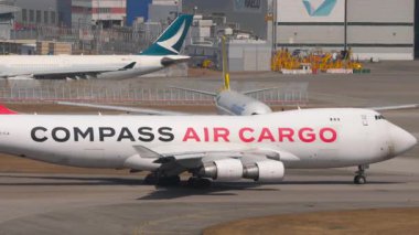 HONG KONG - 29 Ocak 2025: Compass Air Kargo Boeing 747, LZ-CJA Chek Kap Kok havaalanı, Hong Kong pistinde. Kargo jumbo jeti kalkıyor.